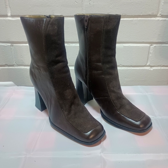 Newport News Women's 9M zip up slip on dark brown leather square toe boots. EUC - Picture 1 of 12
